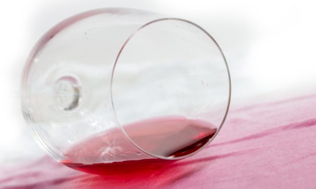 Hoe rode wijnvlekken gemakkelijk verwijderen ?