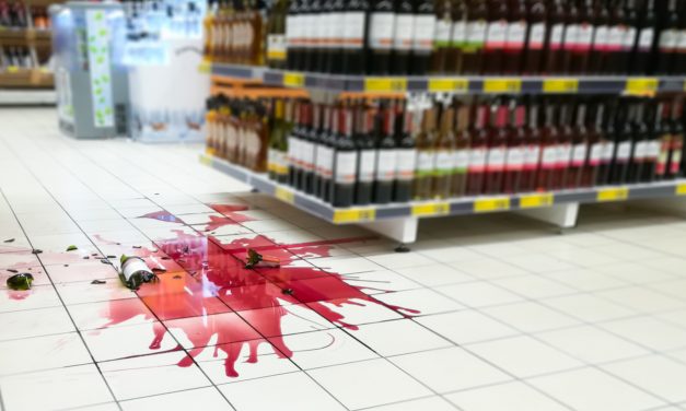 Wijnflessen omgestoten: Wie betaalt de schade in winkel?
