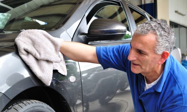 Hoe moeiteloos asfaltvlekken, harsen en stickers van je auto verwijderen?