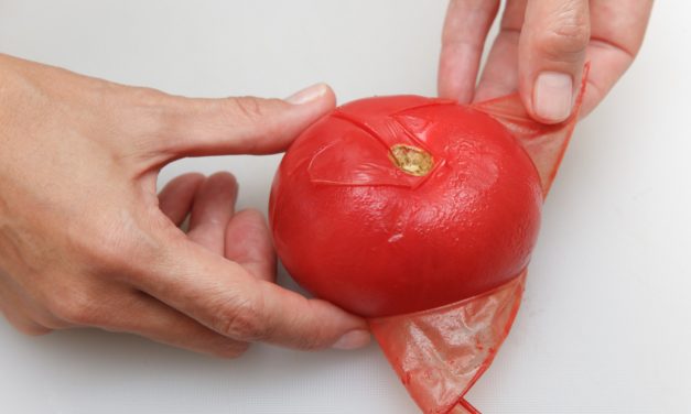 Hoe kan je zonder moeite tomaten pellen?