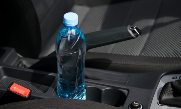 Waarom bewaar je beter geen water in plastic flessen in je auto?