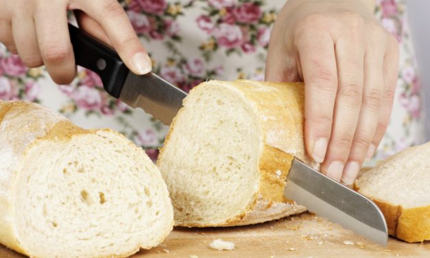 Zelfgebakken brood snijden zonder brokkelen of kruimelen