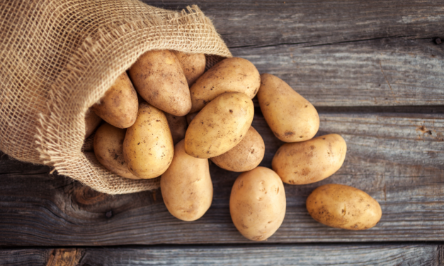 Zo kan je aardappelen sneller koken en gemakkelijker schillen